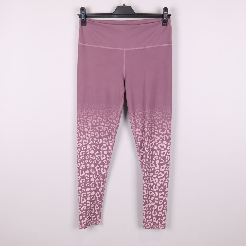 Framsida av lila tights med leopardmönster nedtill