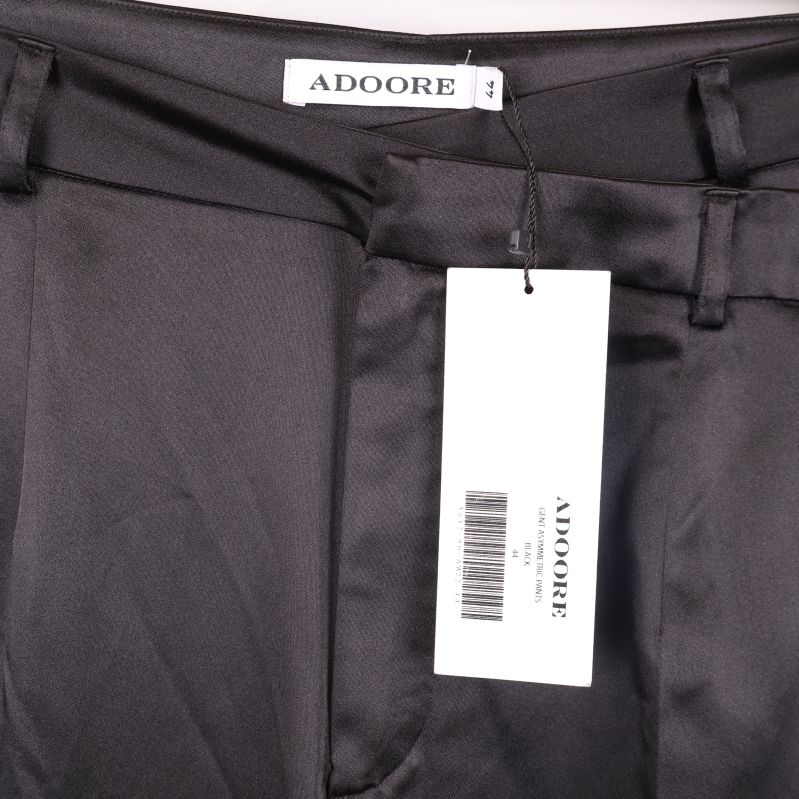 Närbild av midjan med ADOORE logo och tagg