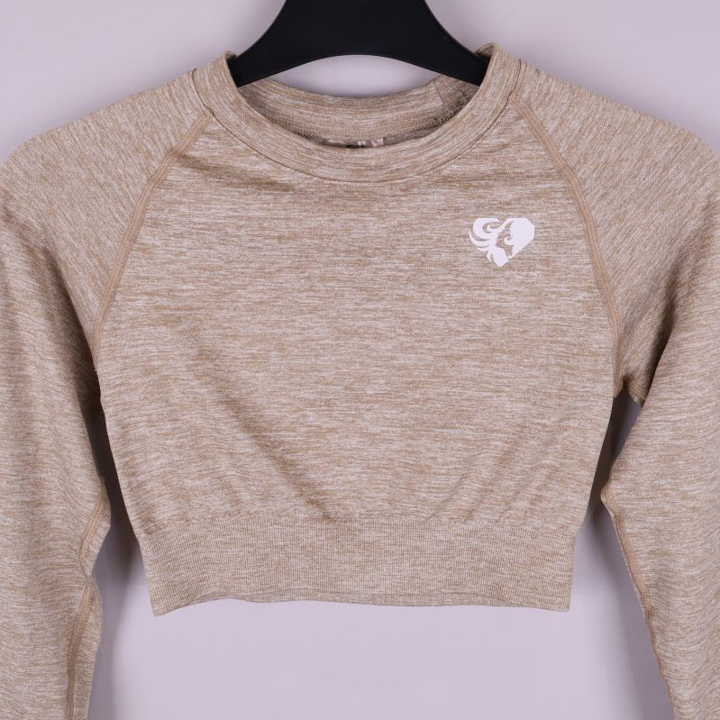 Detalj på tröjans framsida och logga