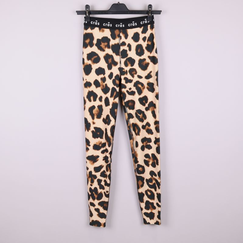 Framsidan av leopardmönstrade träningstights 