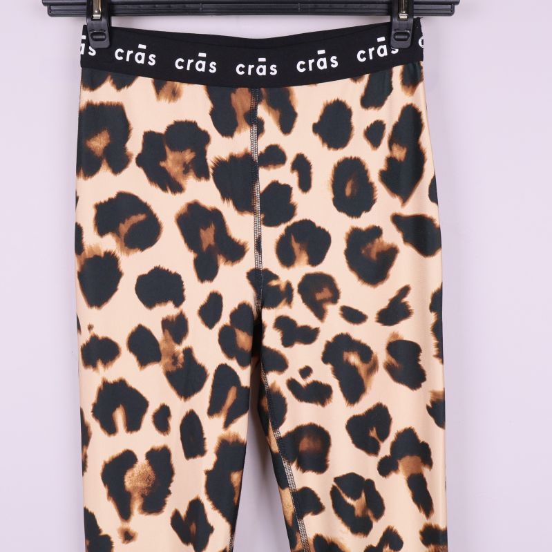 Övre delen av tightsen med tydligt leopardmönster och resår