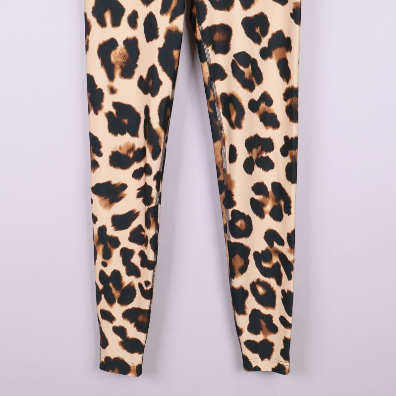 Benparti på leopardmönstrade tights i närbild