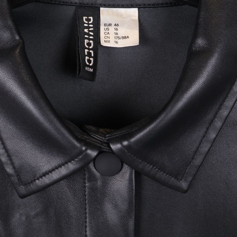 Närbild på krage och etikett Divided H&M