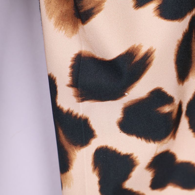 Närbild av leopardmönster och tygstruktur på tightsen