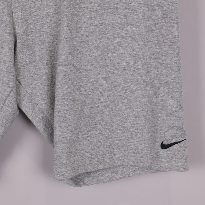 Närbild på Nike-logotyp på vänstra benet i svart