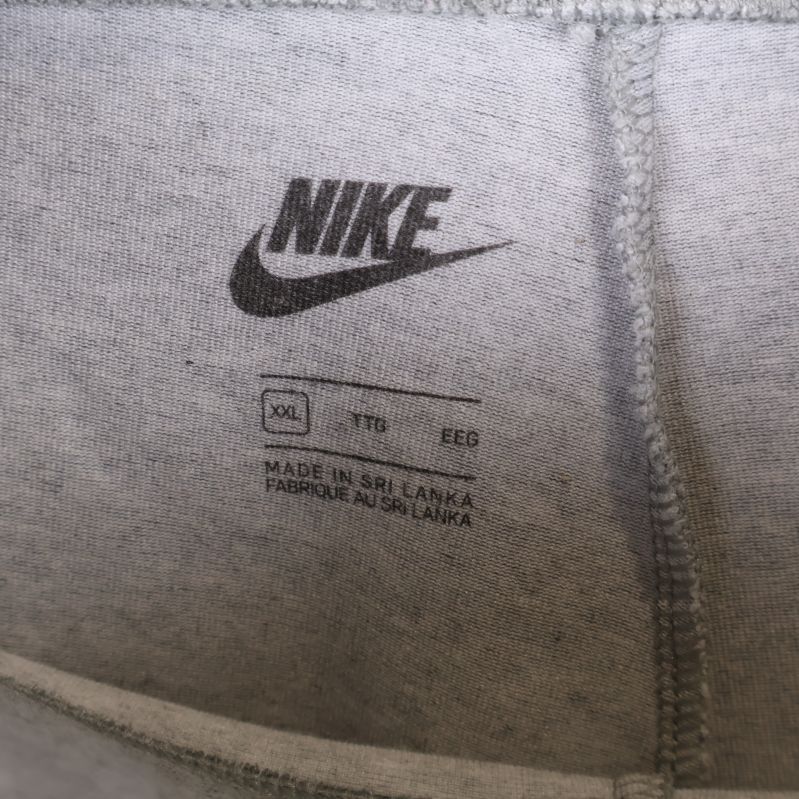 Nike-logotyp och storleksinformation inuti cykelbyxan