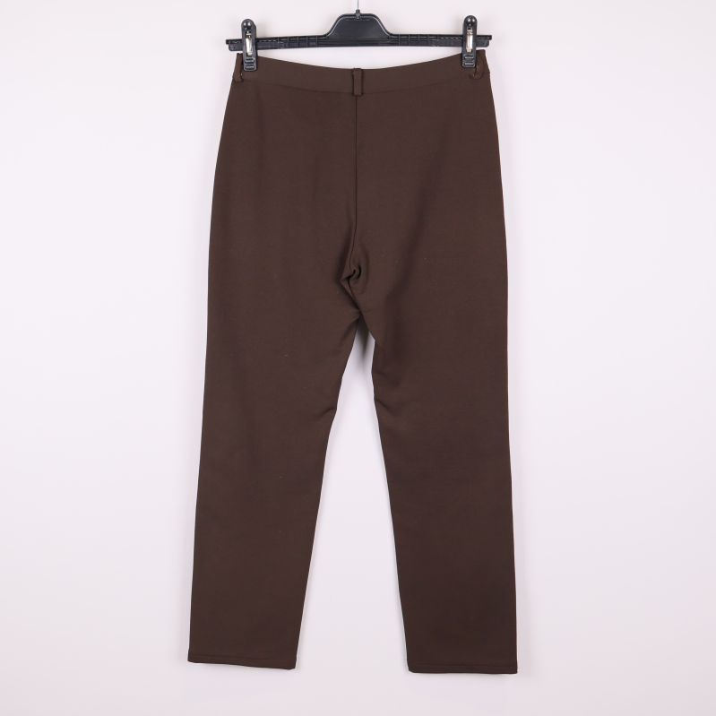 Bruna velourbyxor bakifrån 