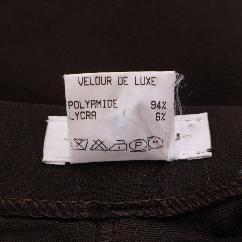 Materialetikett med texten velour de luxe polyamid och lycra