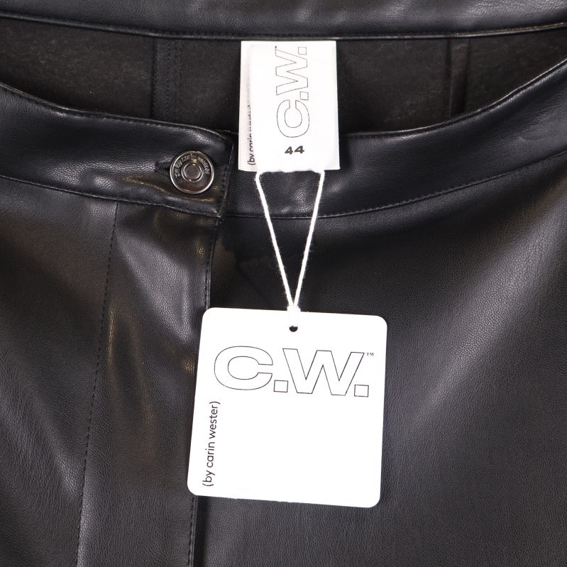 Närbild på etikett med C.W. logotyp och storlek 44