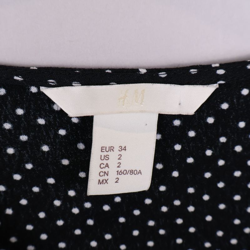 Storleksetikett visar EUR 34 och H&M