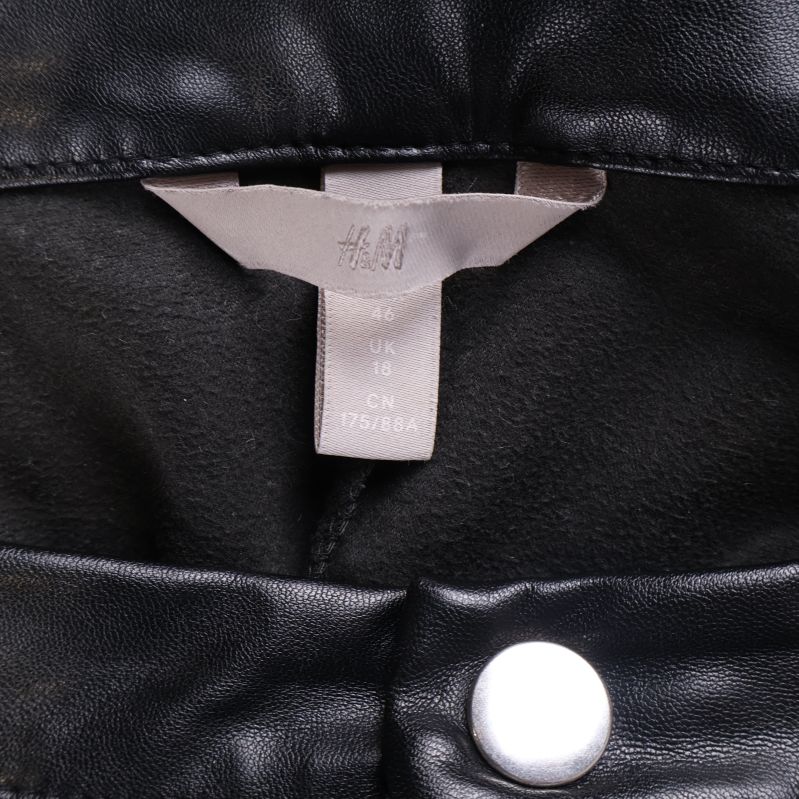 Storleksetikett från H&M på byxornas insida