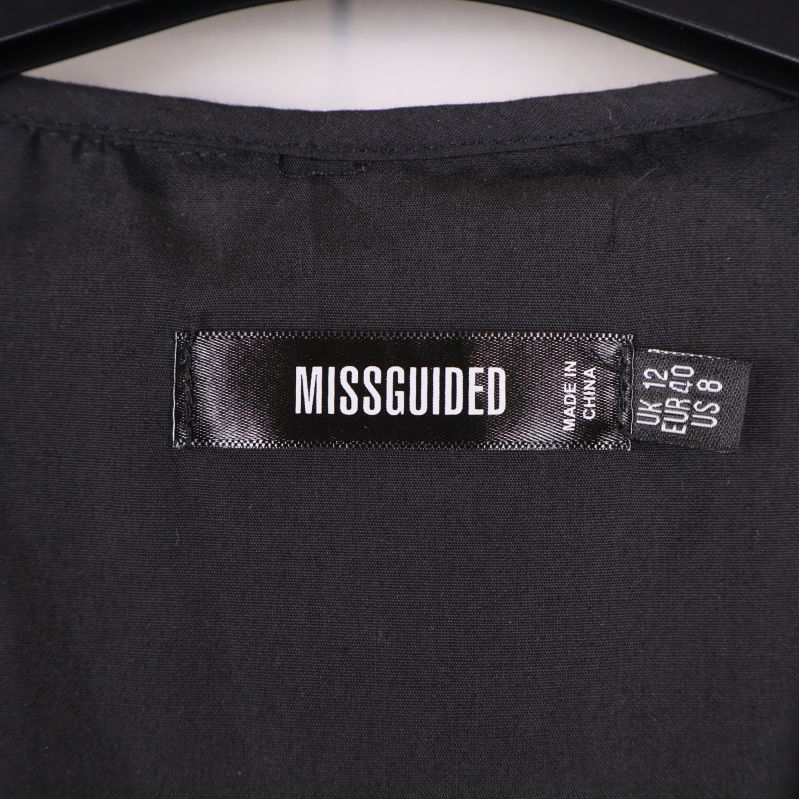Närbild på Missguided-logotyp och storlekslapp inuti klänningen