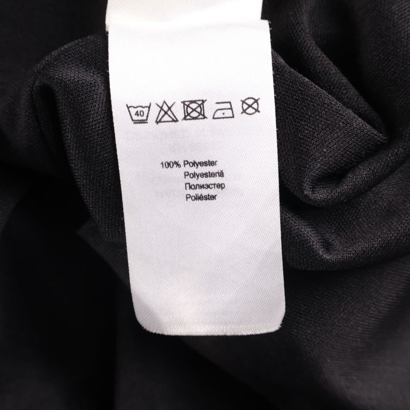 Materialetikett visar 100% polyester och tvättråd