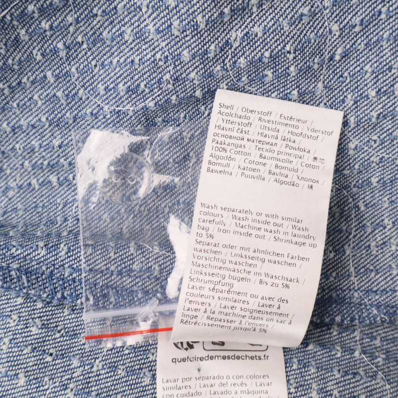 Materiallapp med detaljerad komposition på insidan av kjolen