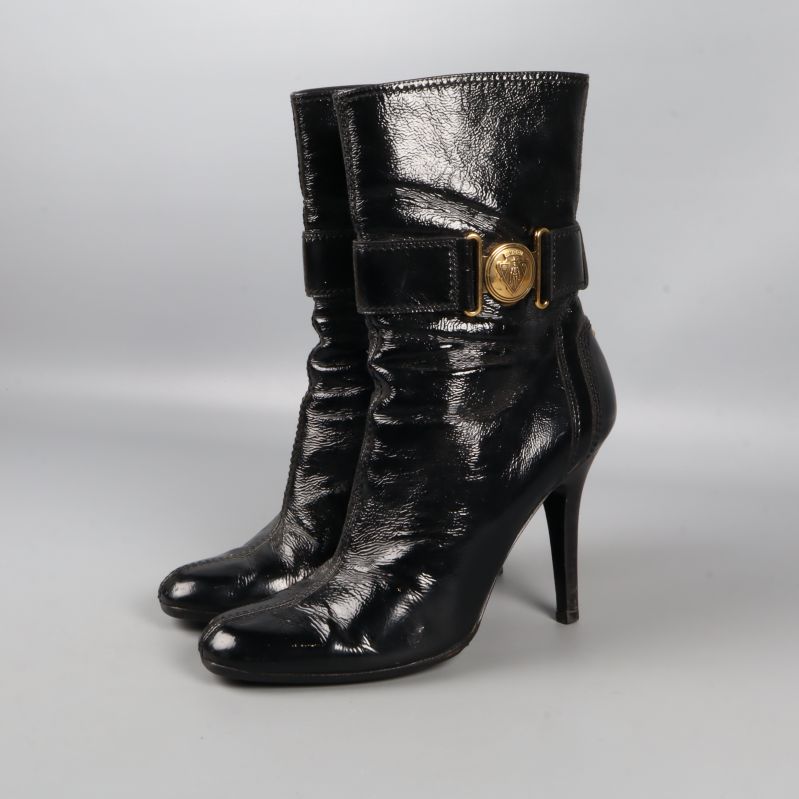 Svarta glansiga stövletter med hög klack och gulddetalj