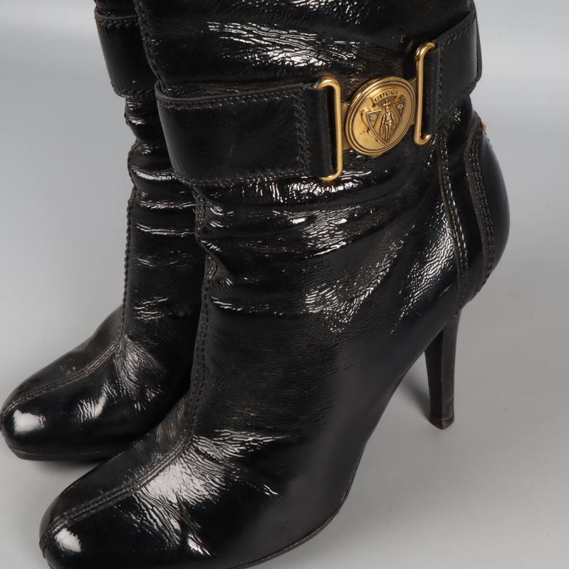 Närbild på stövlettens gulddetalj 