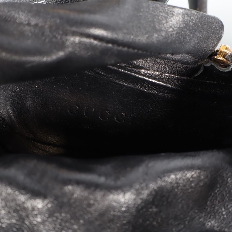 Närbild på stövlettens innerfoder med Gucci-logga