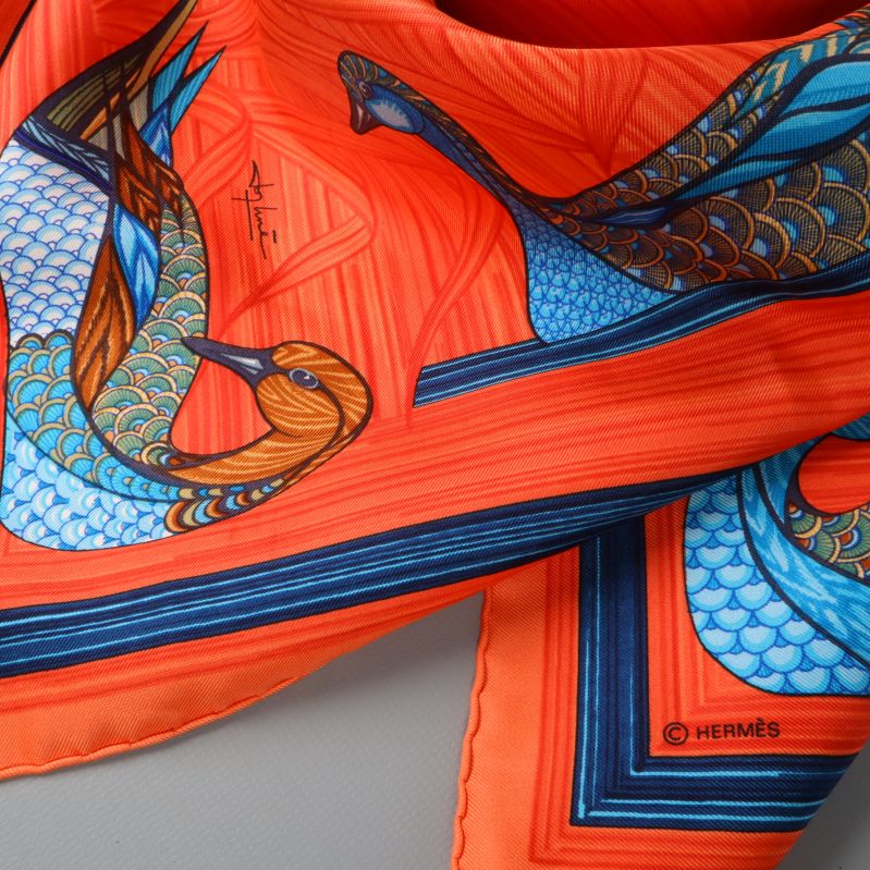 Närbild av sidenyta och Hermès hörnsignatur