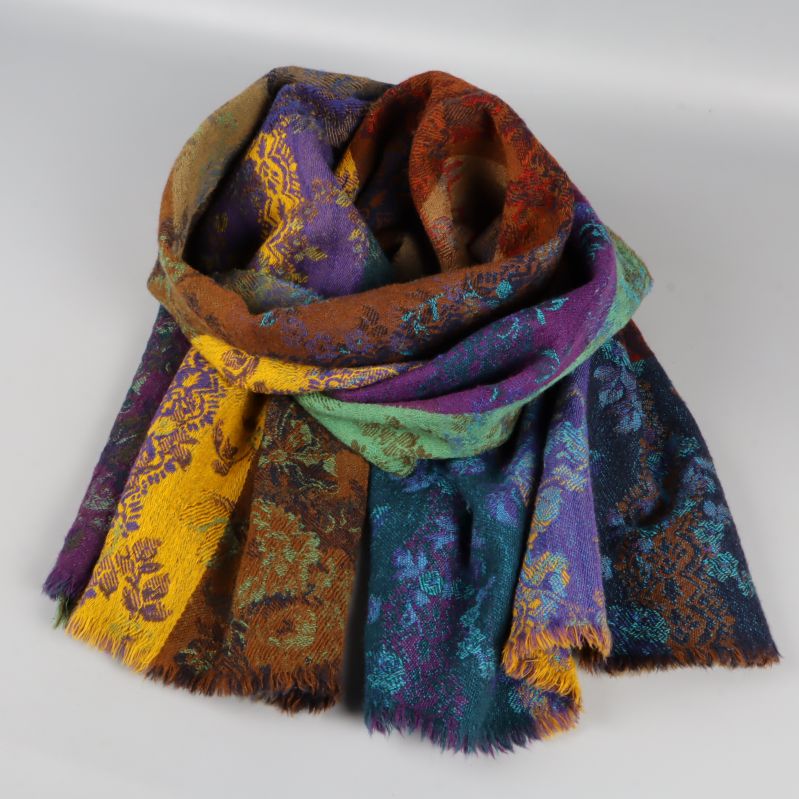 Flerfärgad sjal upplagd i en ring