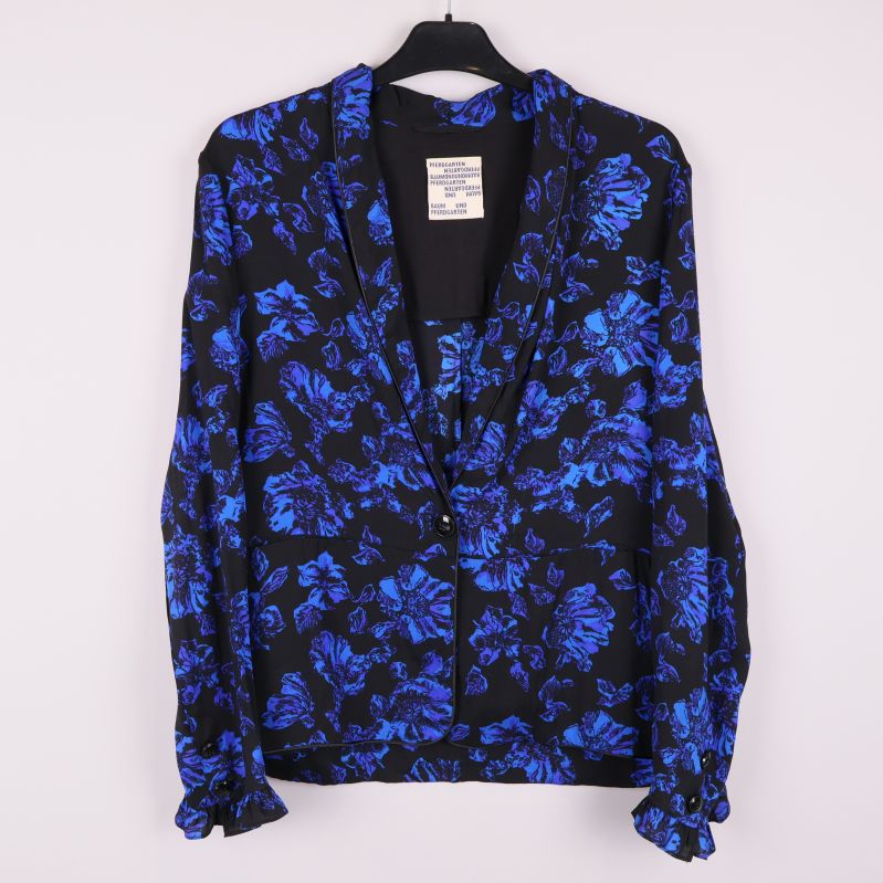Blommig blå och svart blus framifrån