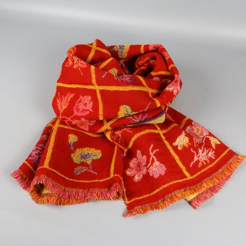 Flerfärgad halsduk i rött med blommigt och rutigt mönster