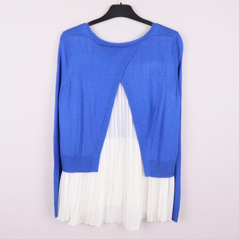 Baksidan av blå tröja med öppen detalj