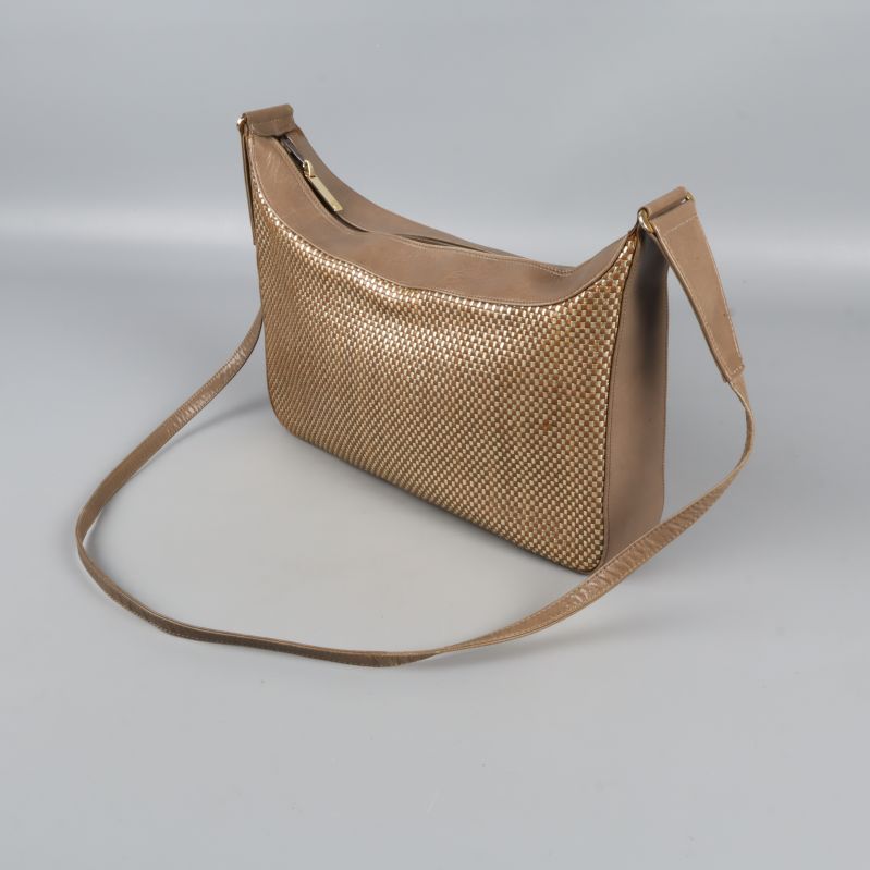 Axelremsväska i brons med bred rem och skimrande yta