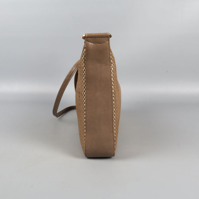 Sidoöversikt av väska med slät struktur och bred rem