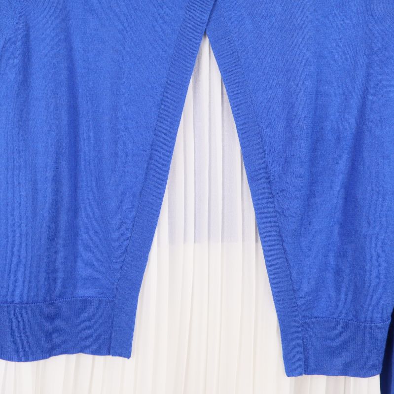 Närbild på bakre öppningen med vit plissering