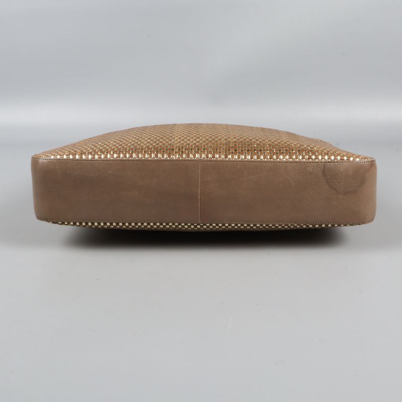 Undersida av väska med slät botten och rundade kanter