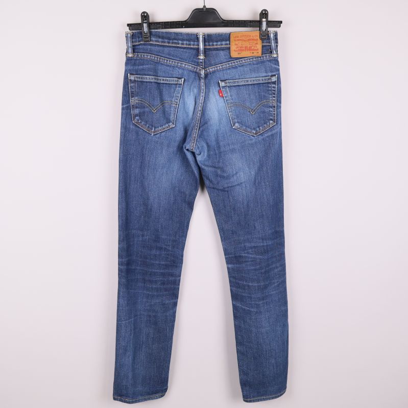 Baksidan av blåa jeans med läderetikett