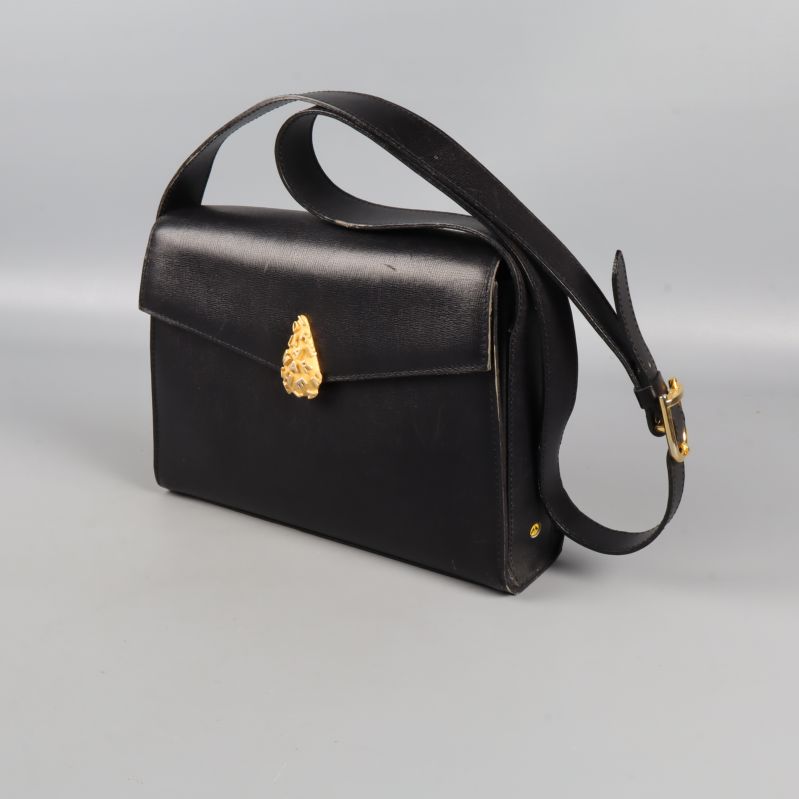 Svart axelväska med lock och guldfärgad detalj