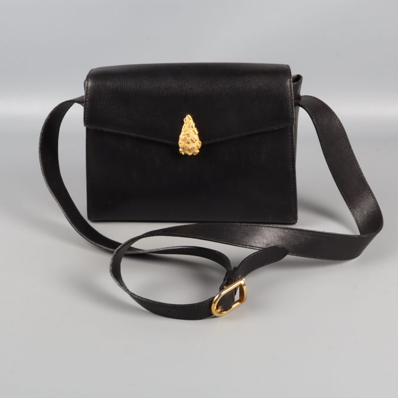 Framsida av svart väska med justerbar rem