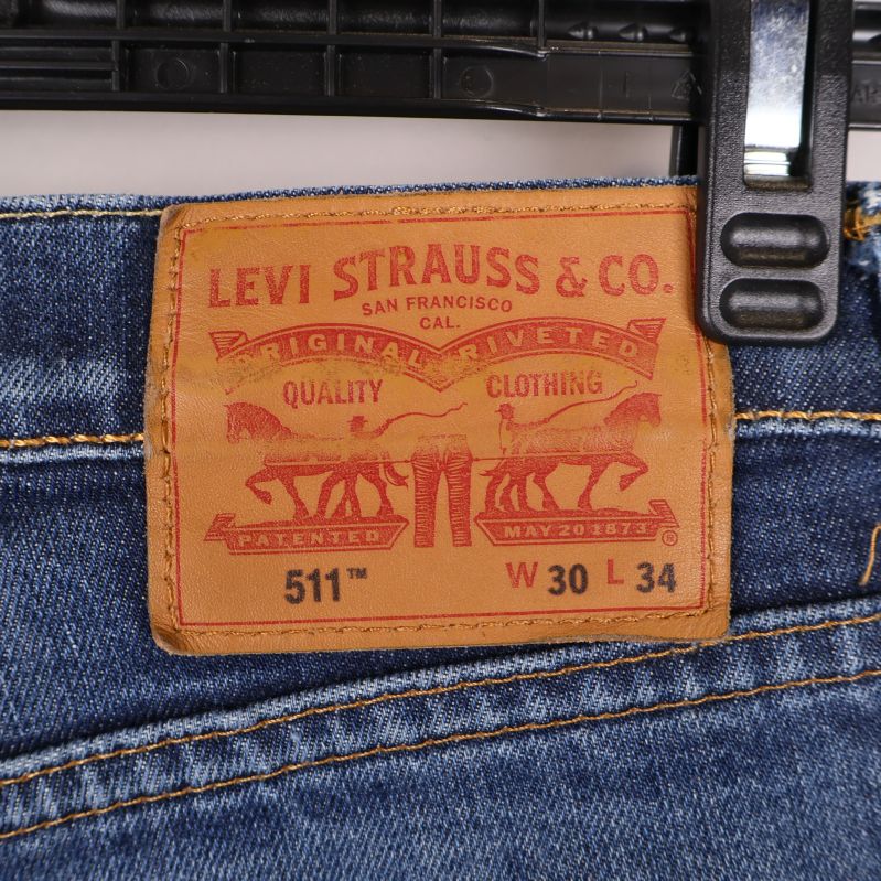 Levi's etikett med storlek W30 L34 och 511 modell