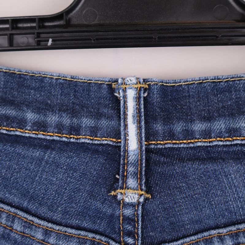 Närbild på hällorna och sömmar bak på jeansen