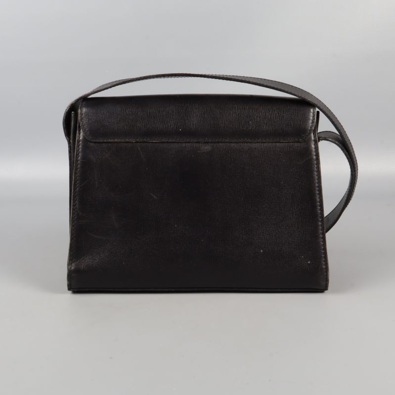 Baksidan av svart väska med slät yta