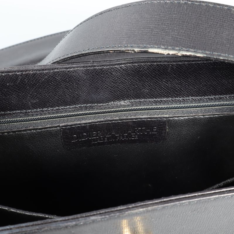 Närbild på väska med insida och logomärke