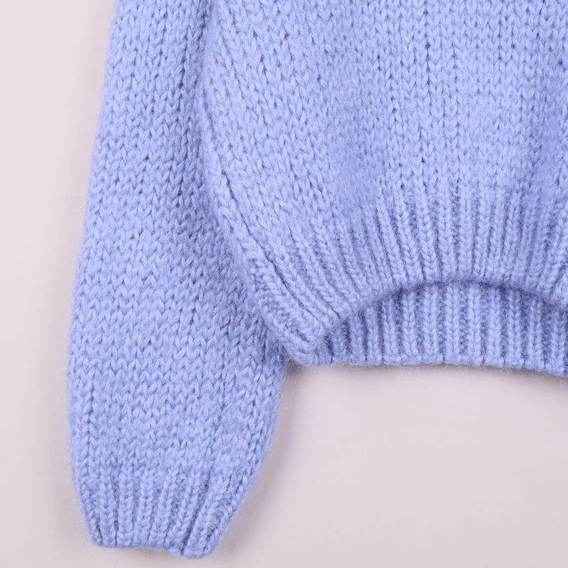 Närbild på tröjans nederkant och ärmslut