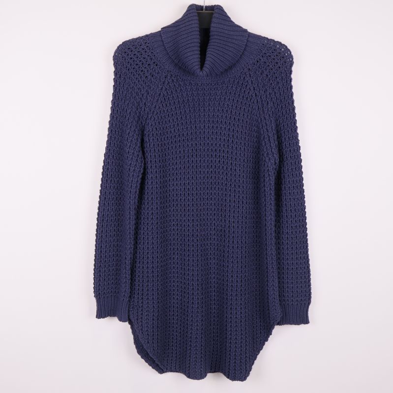 Mörkblå stickad polotröja med lång ärm framtill