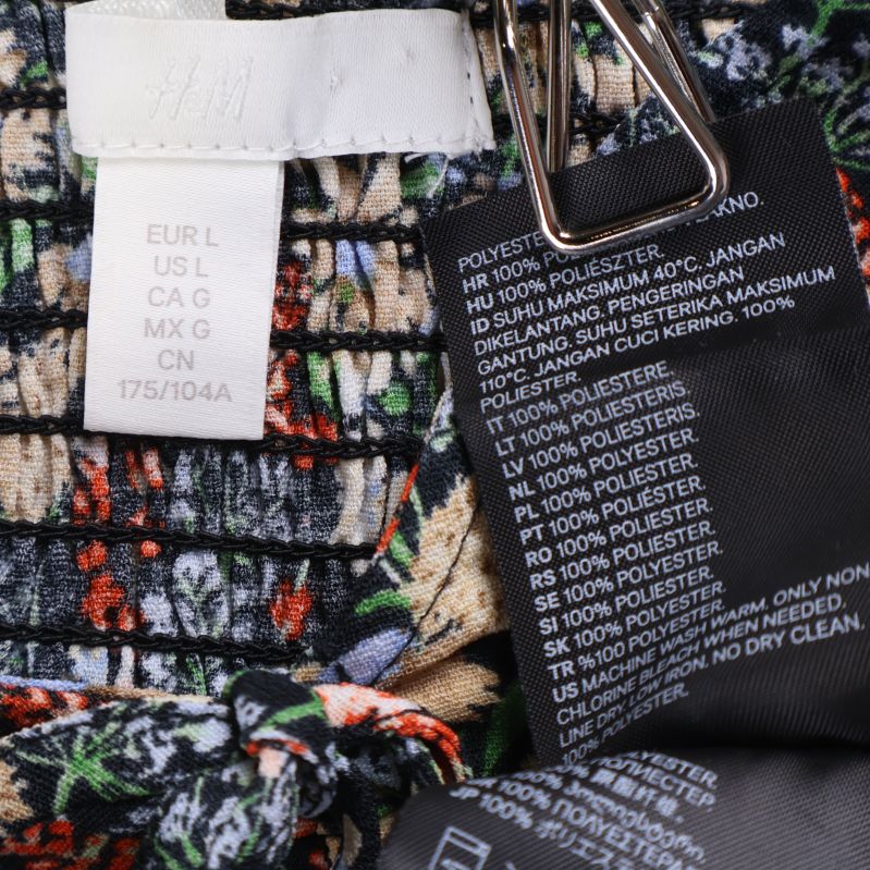 Materiallapp och storleksetikett för blommig H&M-blus