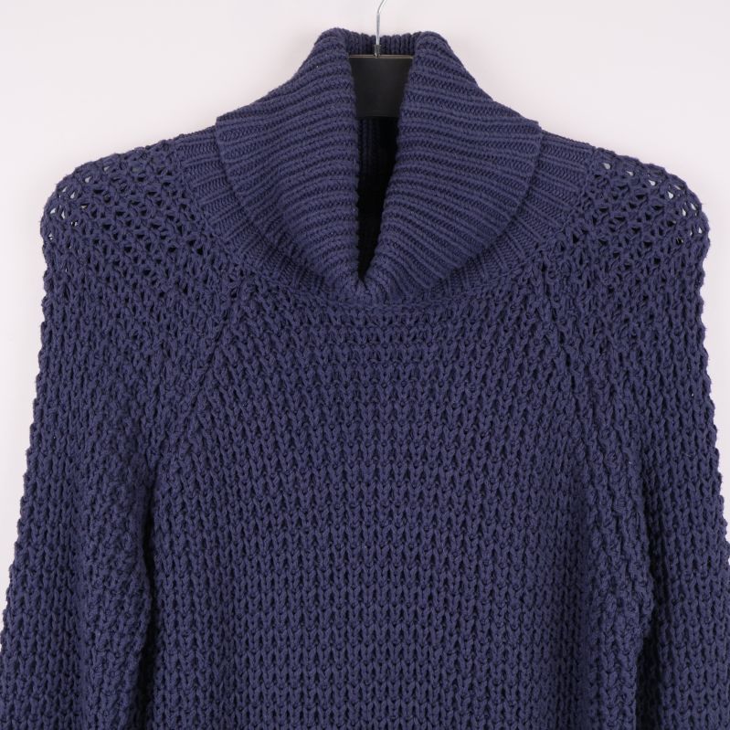 Närbild på polokrage och stickad struktur