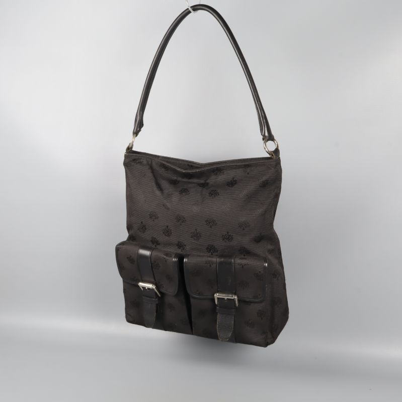 Svart mönstrad axelväska med två framfickor och axelrem