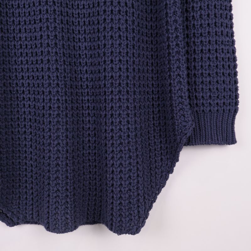 Detalj av stickad struktur och formad fåll