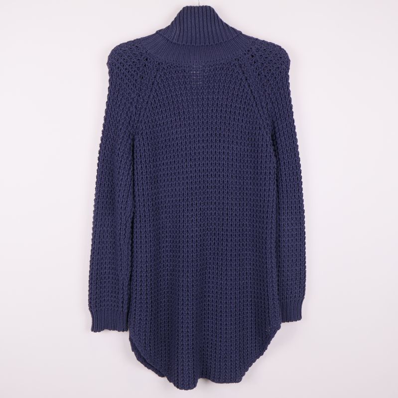 Mörkblå stickad polotröja sedd bakifrån