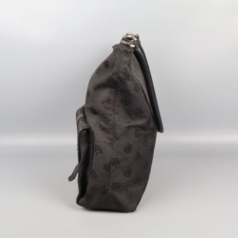 Höger sidovy av svart väska med framfickor