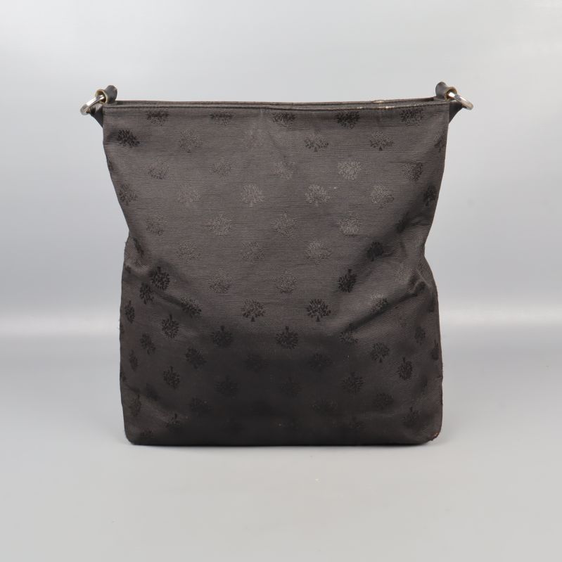 Baksidan av svart axelväska med klassiskt mönster