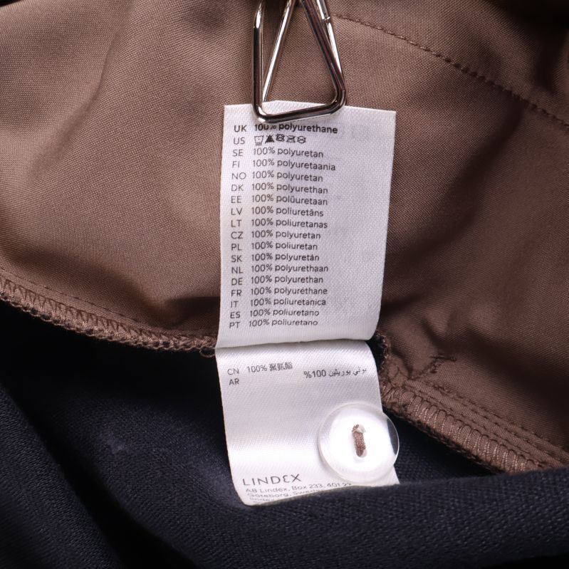Tvättetikett visar 100% polyuretan och polyester som material