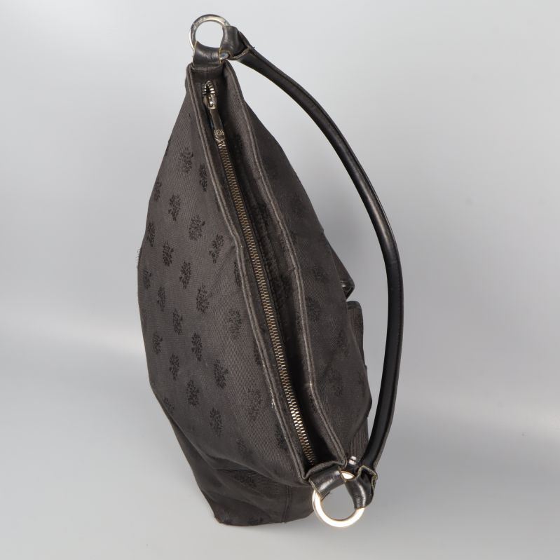  Väskan ovanifrån med dragkedja och axelrem