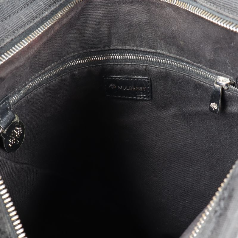 Närbild inuti svart väska med Mulberry-logotyp