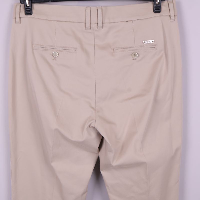 Bakficka med BRAX-detalj på beige byxa